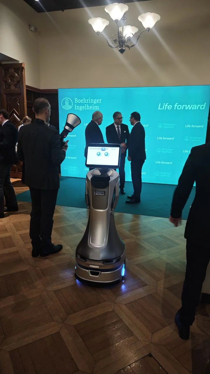 Begrüßungsroboter im Eingangsbereich einer Veranstaltung