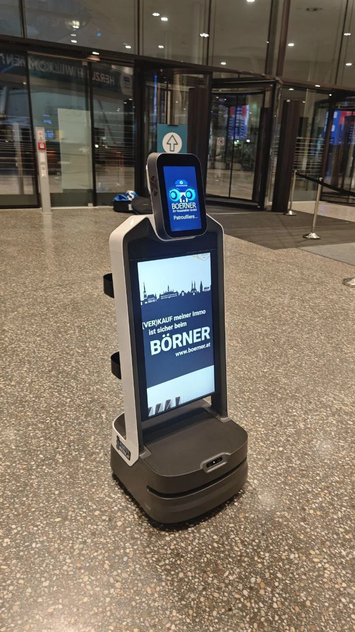 Fahrende Werbesäule mit Display auf einer Messe