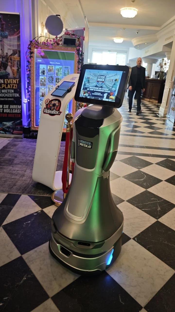 Sprechender Roboter mit Bildschirm im Eventeinsatz