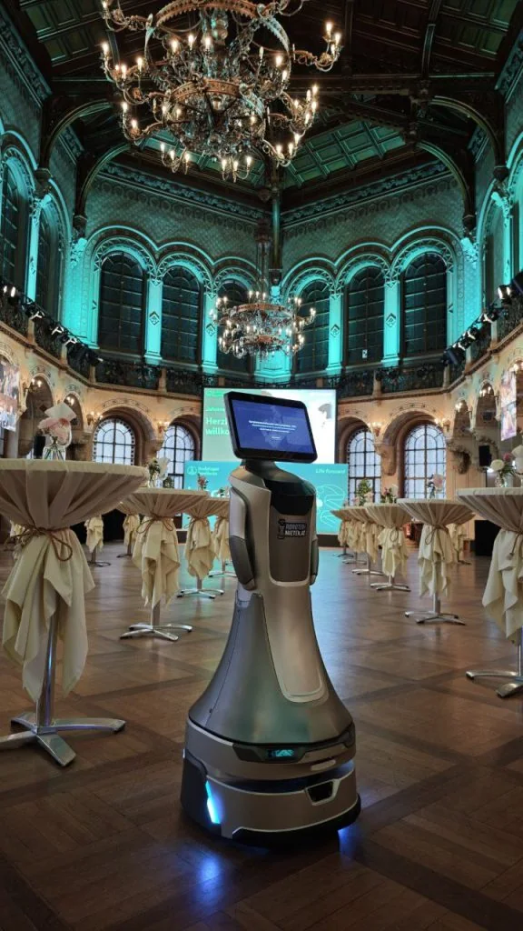 Servierroboter bei einer Firmenfeier in einem Wiener Ballsaal
