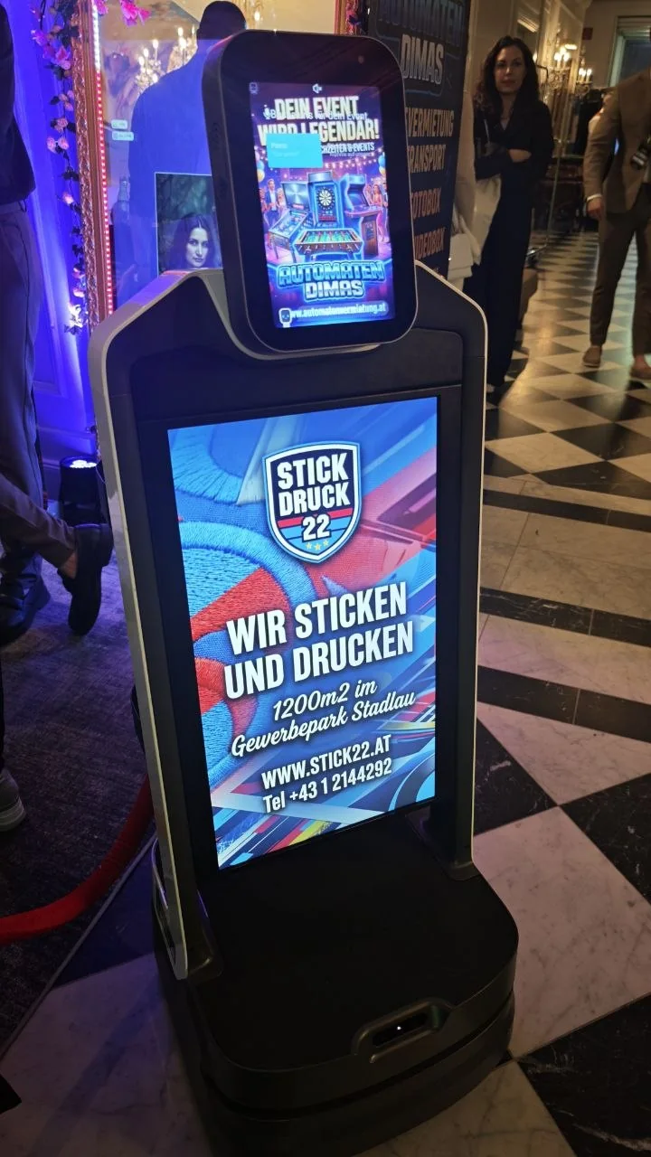 Werberoboter verteilt Proben auf einer Messe