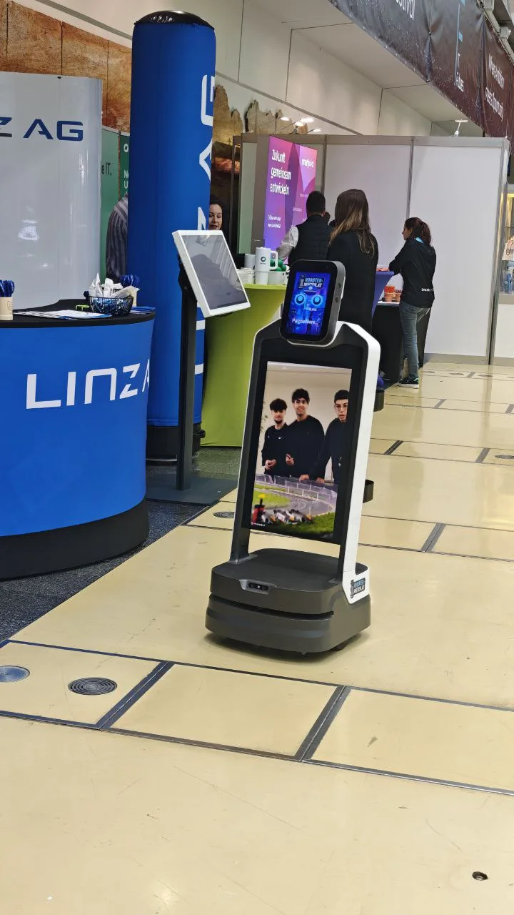 Werbung auf dem Display eines fahrenden Roboters